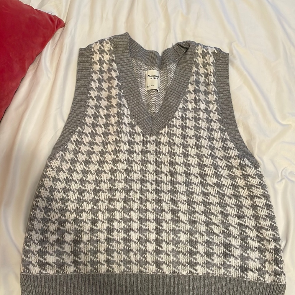 Houndstooth sleeveless sweater